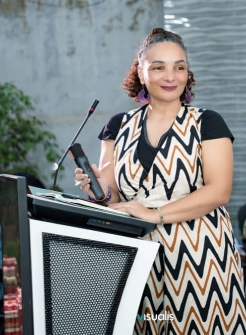 Céline Thiam au pupitre, micro à la main, lors d'une conférence